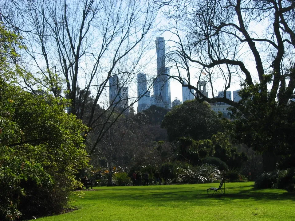Vista panoramica dei Royal Botanic Gardens di Melbourne con gli edifici sullo sfondo.