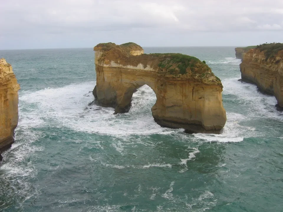 Vista di grandi archi marini e scogliere rocciose nell'oceano.
