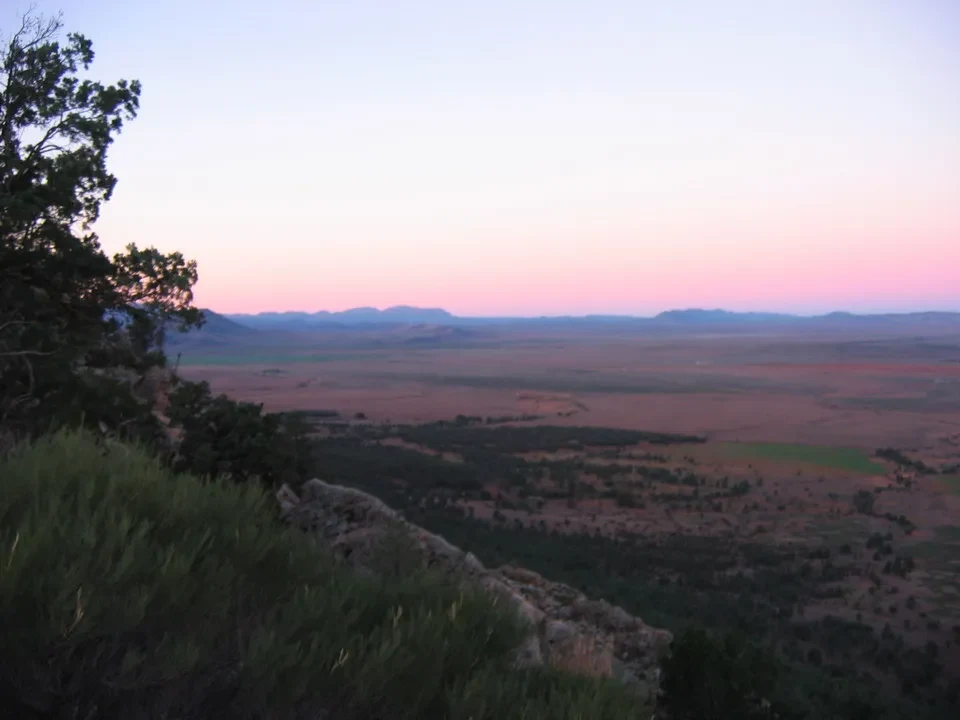 Vista panoramica del paesaggio dell'Outback australiano al tramonto.