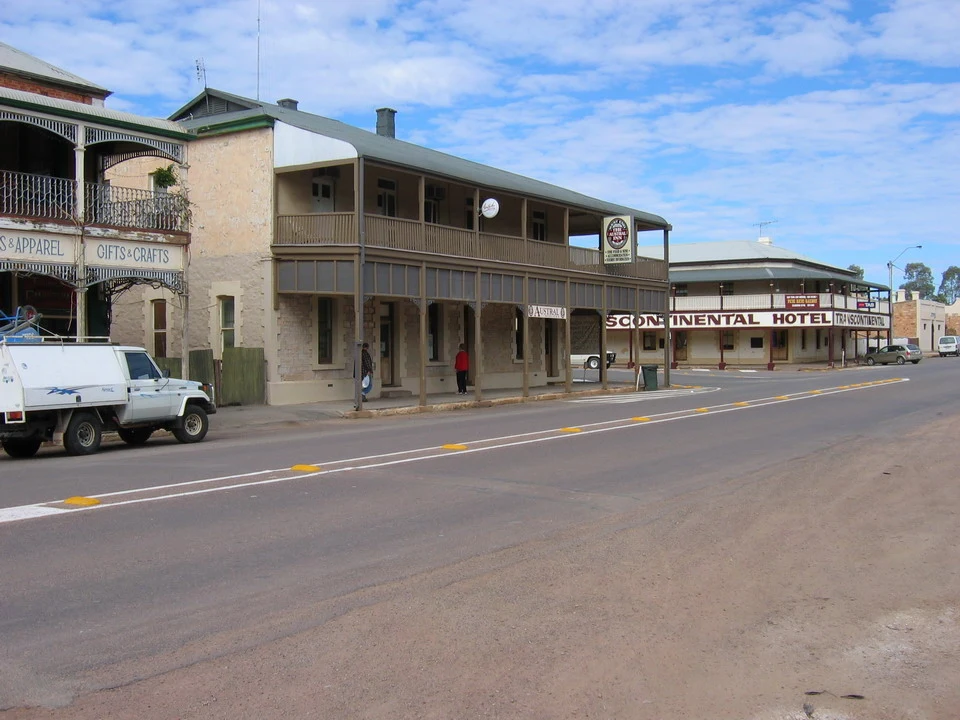 Una vista di un edificio storico lungo una strada in Australia.