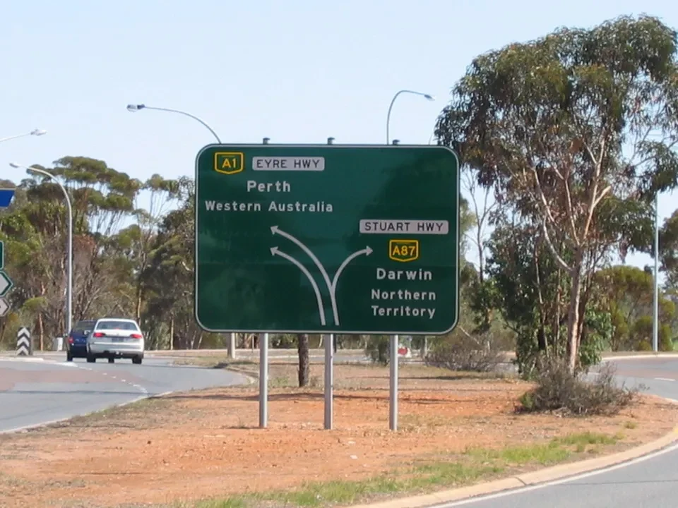 Segnaletica stradale australiana indica le direzioni per Perth e Darwin.