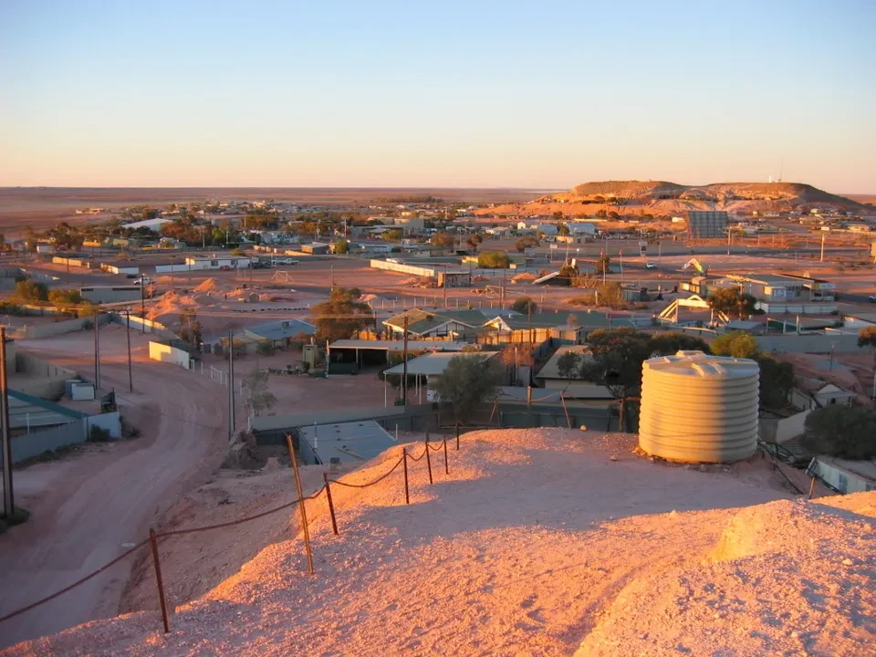 Vista di un insediamento arido dell'interno australiano all'alba.