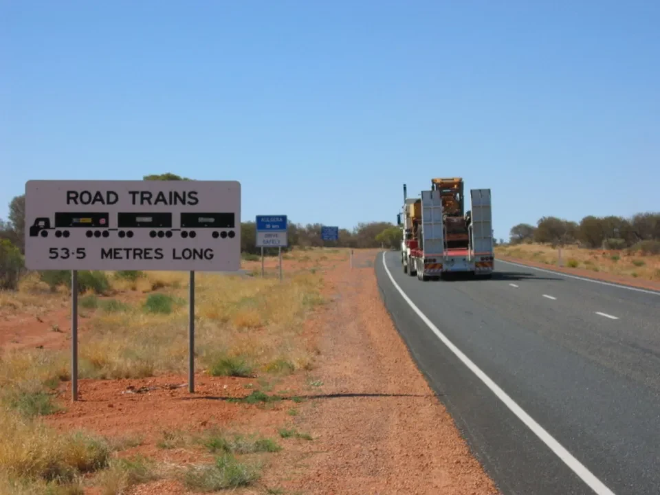 Treno su strada in Australia con segnaletica stradale.