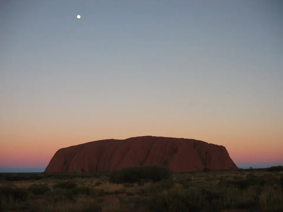 Formazione rocciosa rossa all'alba o al tramonto in Australia.