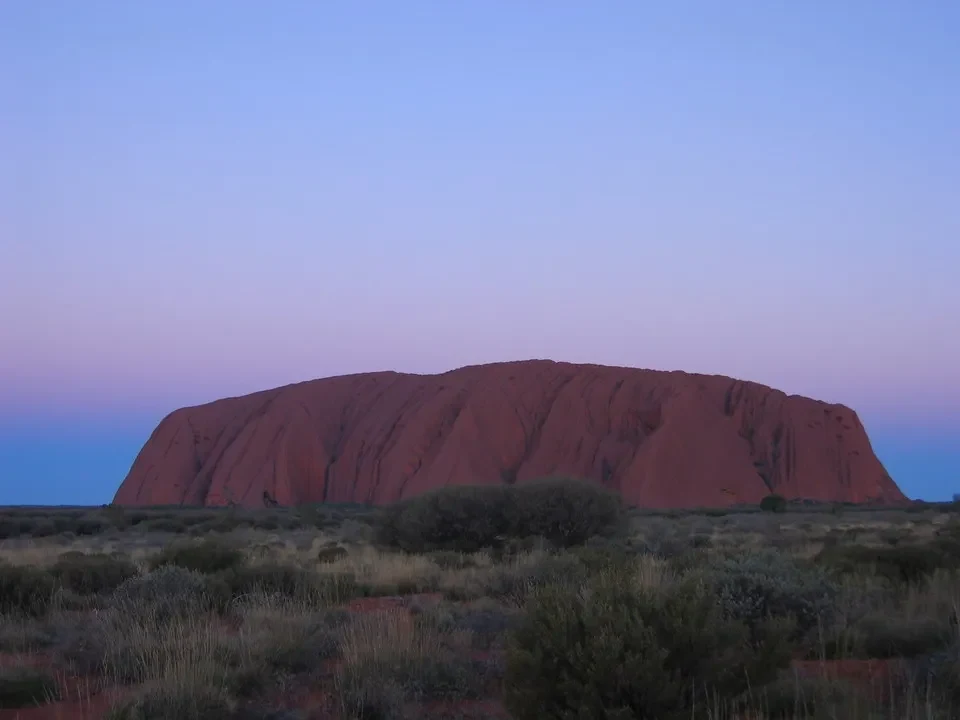 Uluru al tramonto nell'entroterra australiano.