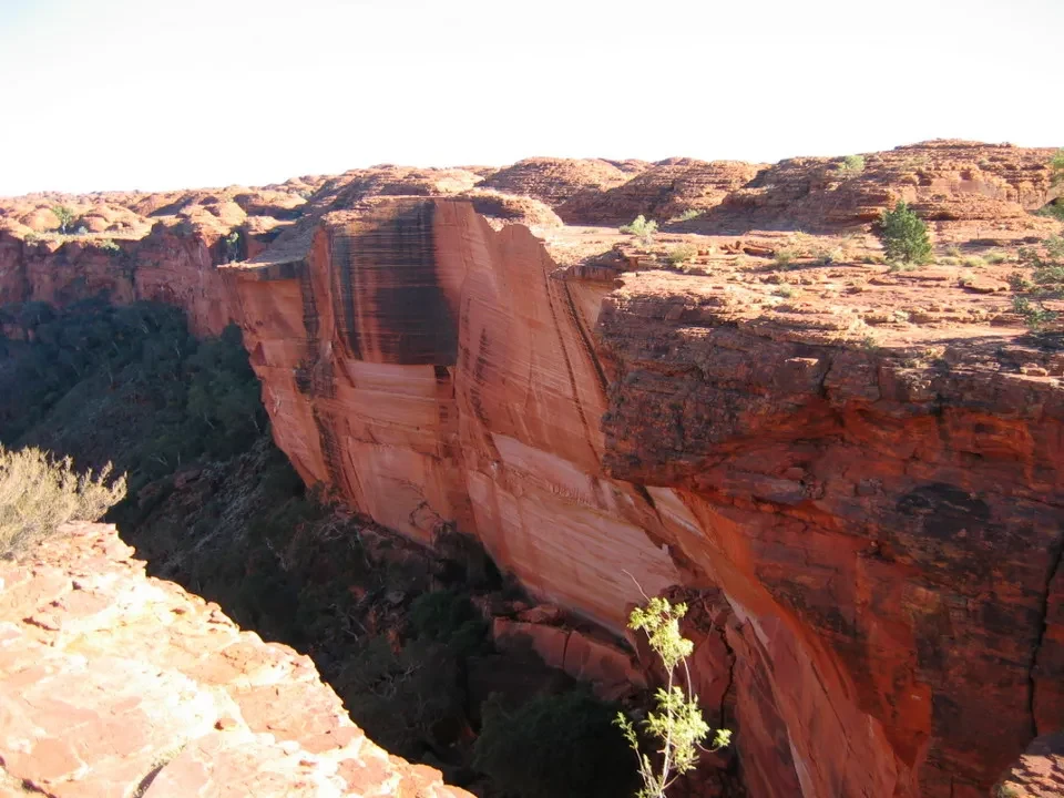 Paesaggio roccioso rosso e arido dell'interno dell'Australia.