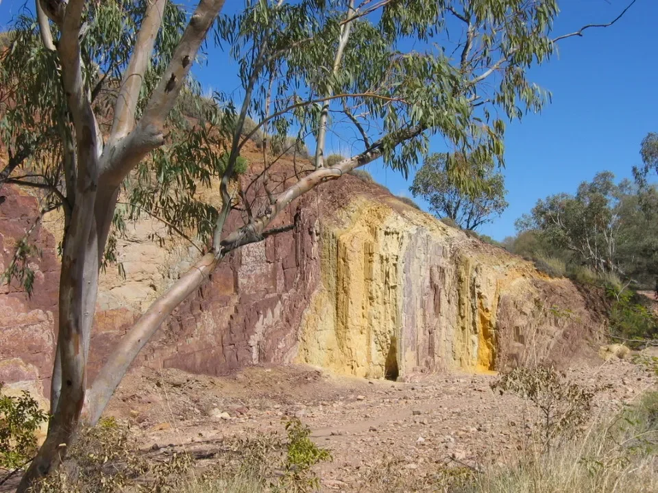 Parete rocciosa color ocra e gialla nel paesaggio australiano.