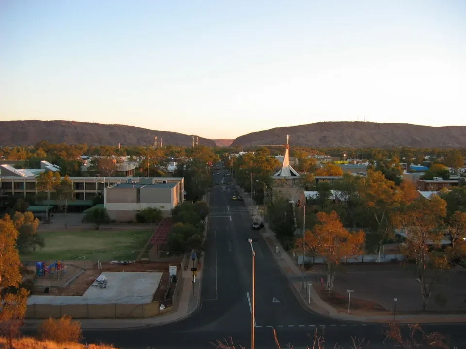 Tramonto su una strada in un paesaggio australiano al tramonto.