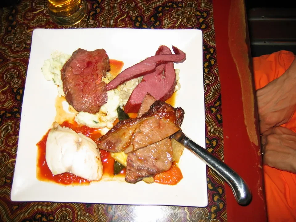 Un piatto di carne e verdure viene servito su un tavolo in Australia.