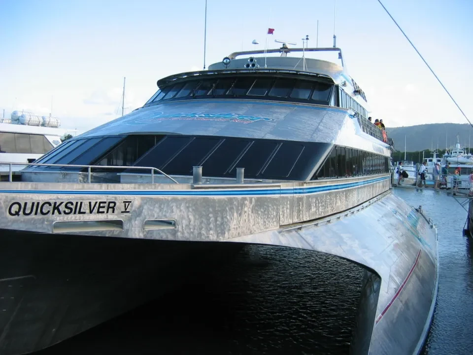 Una nave da crociera ormeggiata in un porto australiano al tramonto.