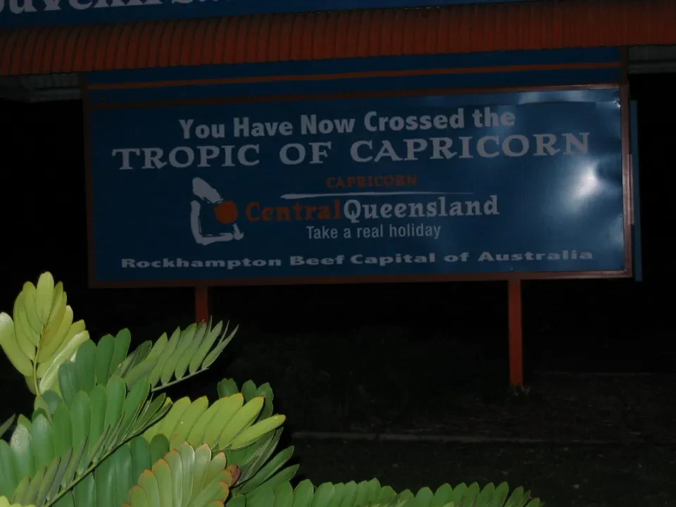Segnale stradale che indica il Tropico del Capricorno a Rockhampton, Queensland, Australia.