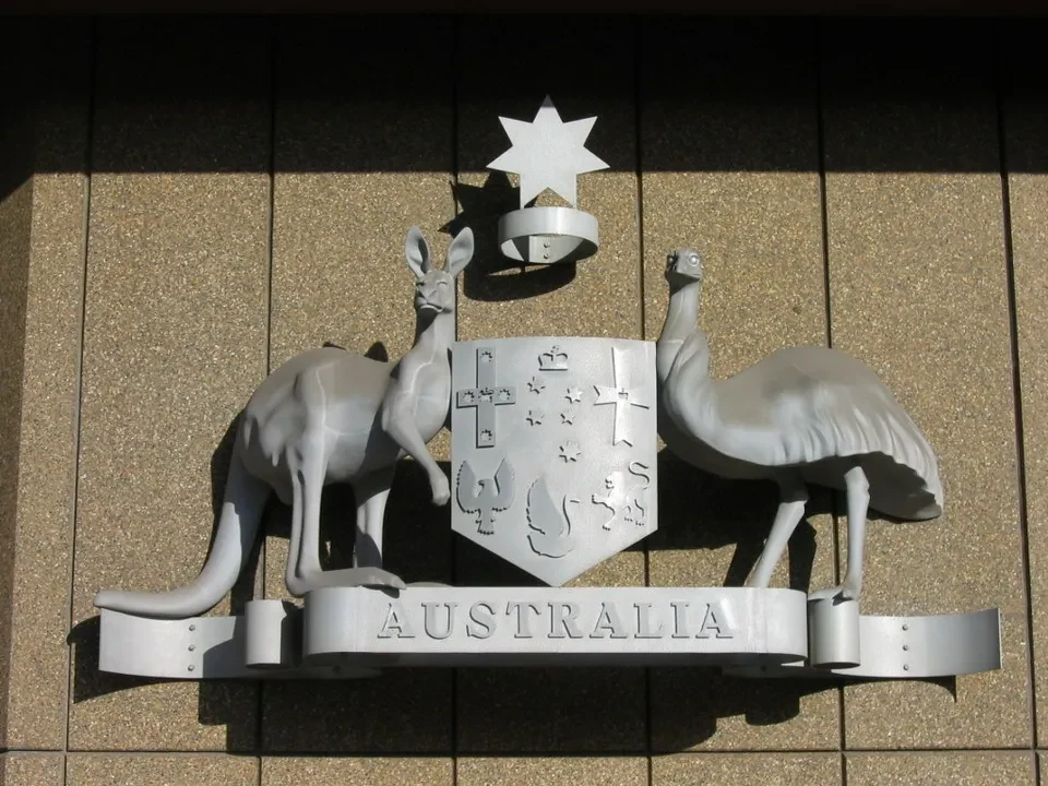 Scultura in rilievo raffigurante canguri e una stella sulla mappa dell'Australia.