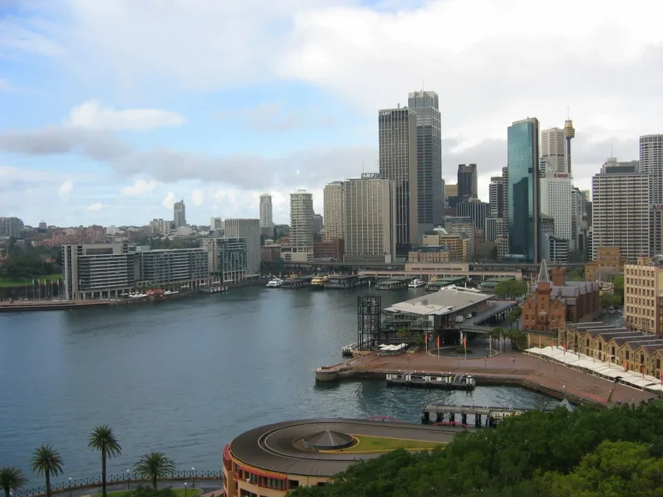 Panorama del centro di Sydney con il fiume e gli edifici circostanti.