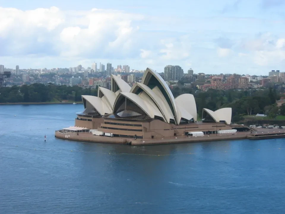 Vista panoramica dell'Opera House di Sydney sull'acqua.