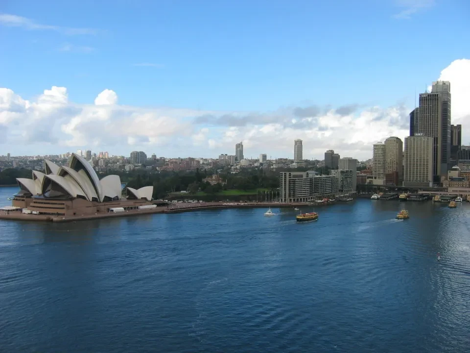 Vista panoramica dell'Opera di Sydney sull'acqua.