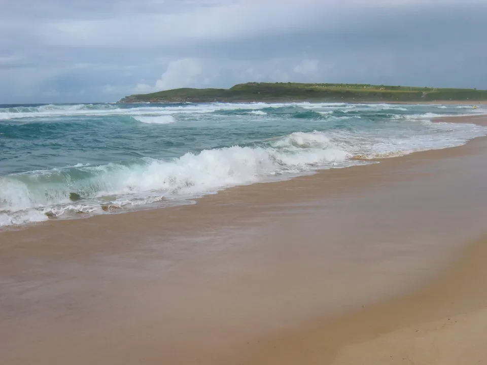Una vista panoramica della spiaggia di Maroubra a Sydney, Australia con onde che si infrangono sulla riva.