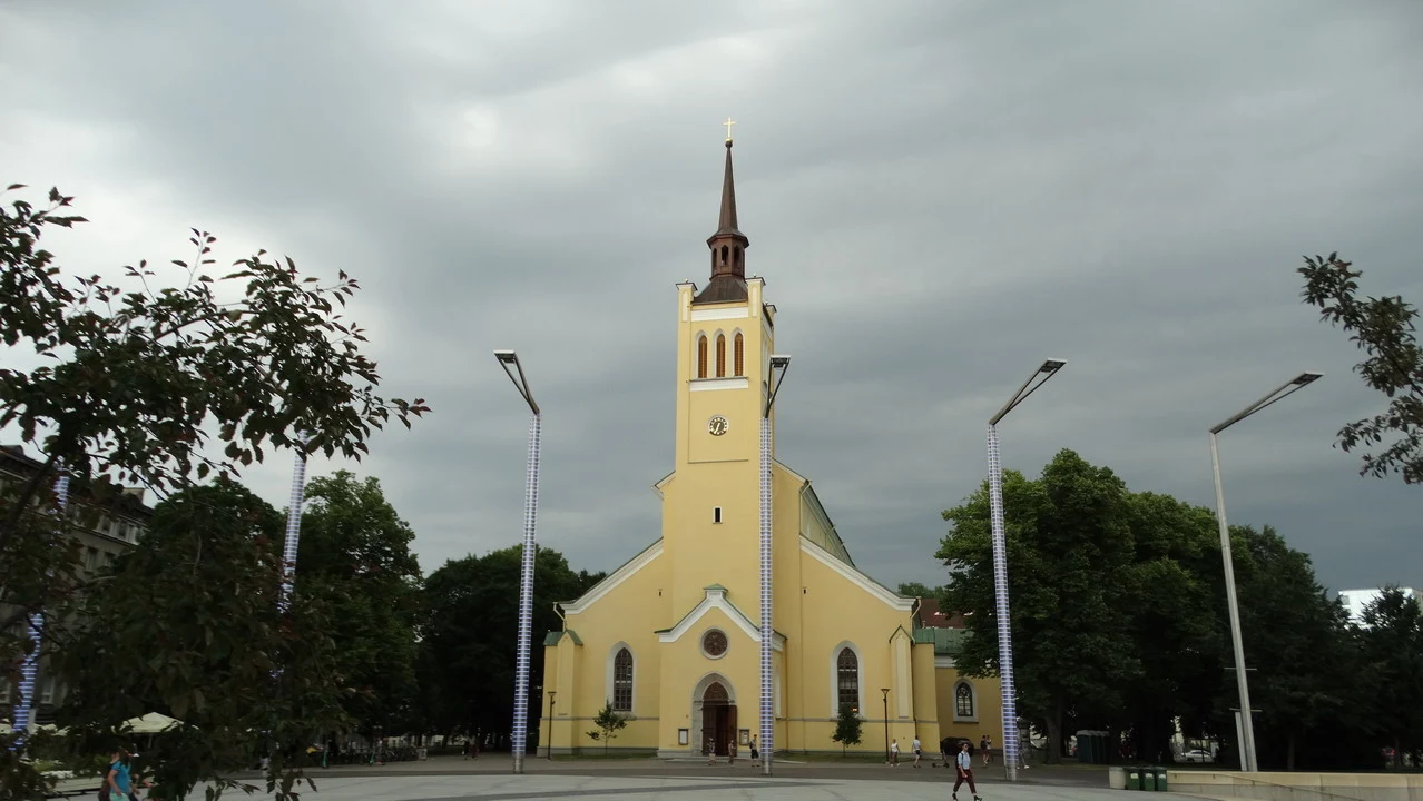 Chiesa luterana di San Giovanni a Tallinn con guglia prominente.