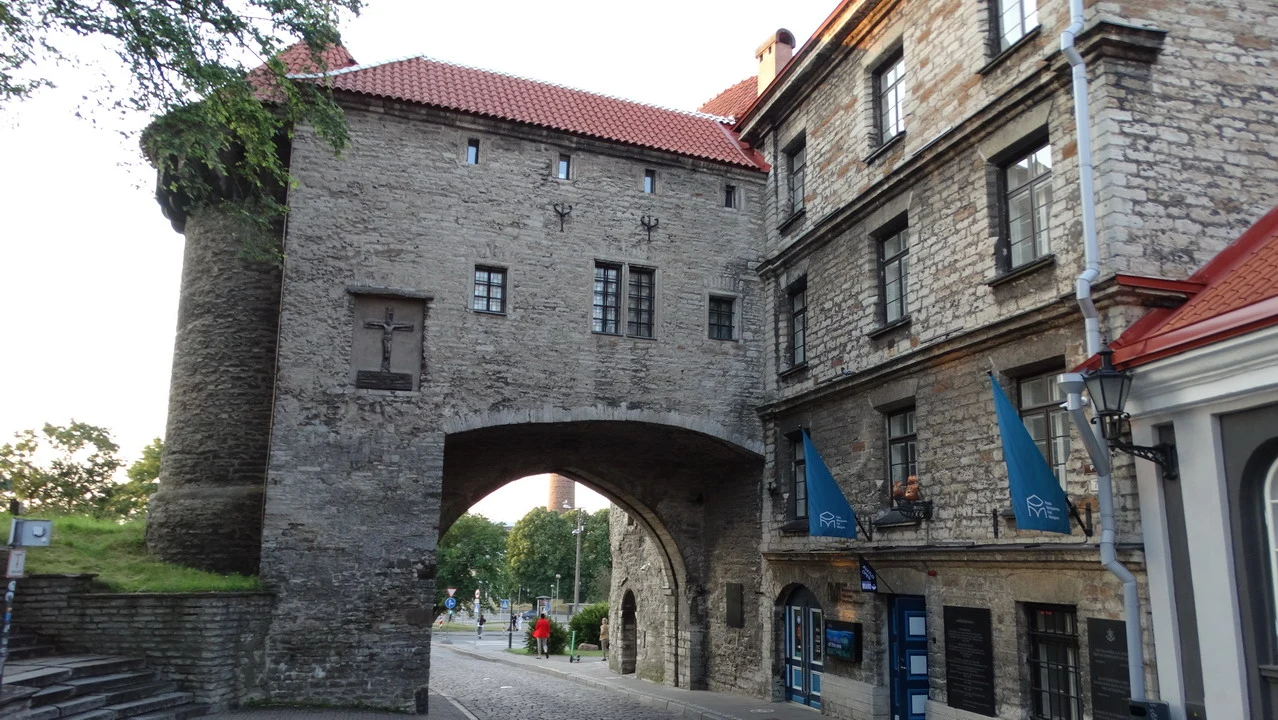 Una vista della Porta della Costa a Tallinn con un muro di pietra storico.