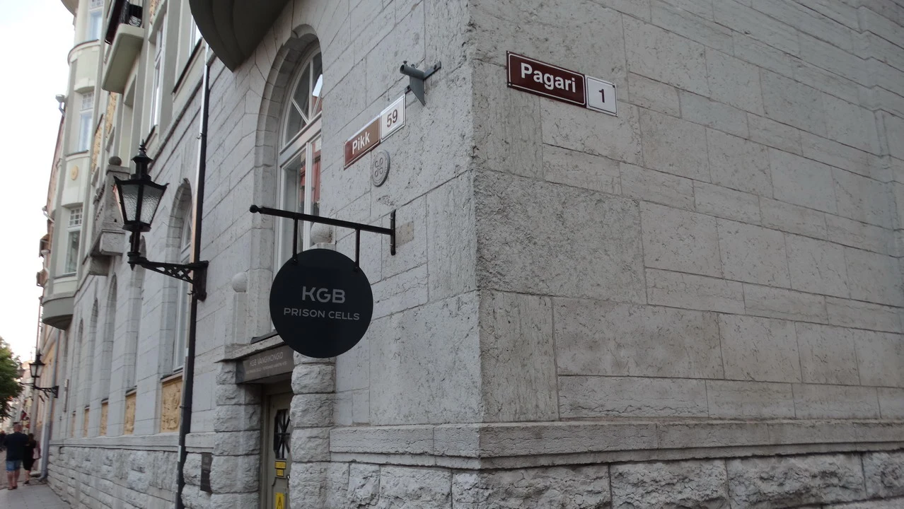 Facciata di un edificio storico con insegne stradali in Estonia.