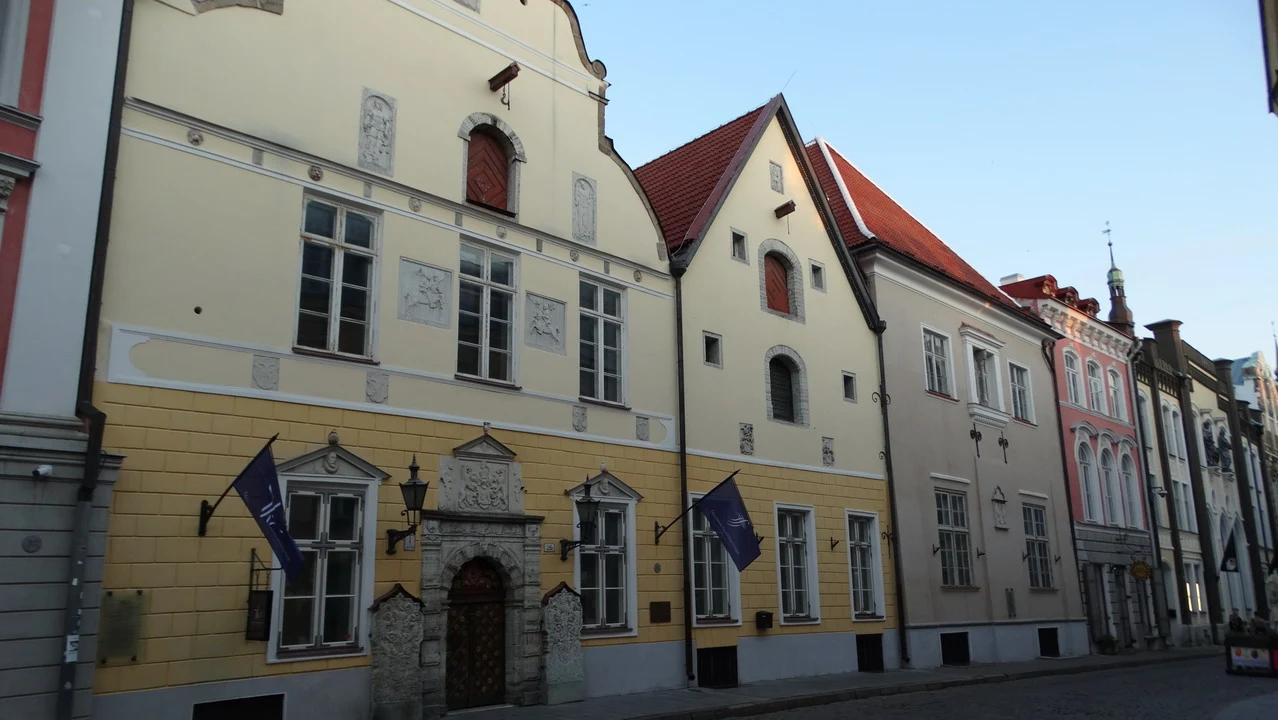 Una facciata di edifici storici in stile europeo lungo una strada.