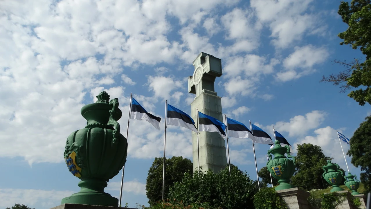 Una vista panoramica del monumento alla guerra dell'indipendenza a Tallinn con bandiere sventolanti.