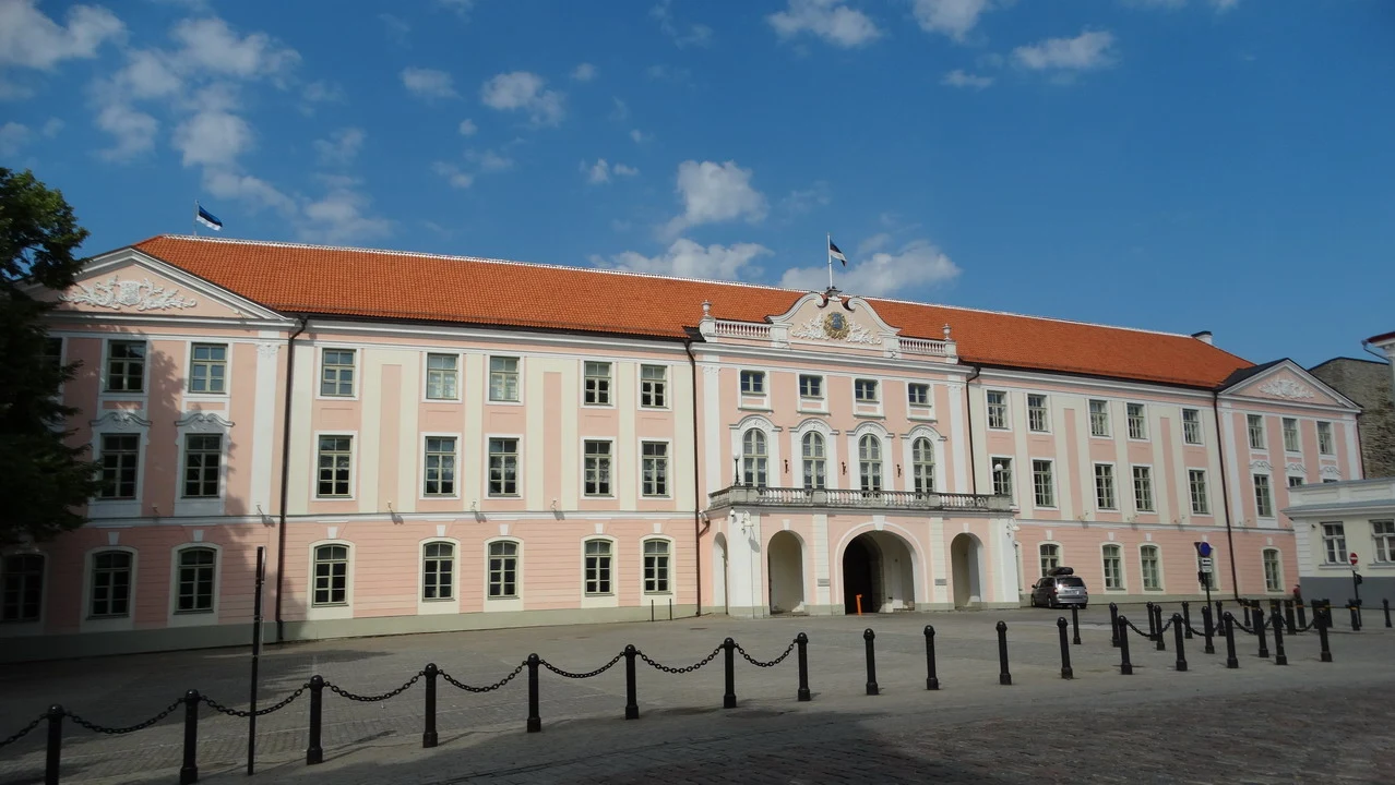 Il Palazzo del Parlamento a Tallinn è visto da una piazza antistante.
