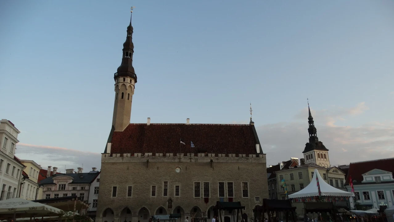 Vista della facciata del Municipio di Tallinn con una torre prominente.