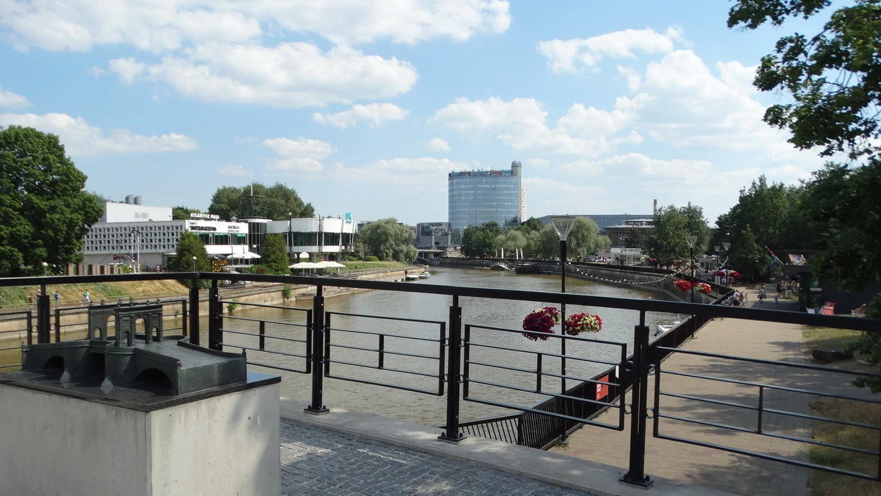 Panorama del fiume Emajõgi con edifici e vegetazione lungo la riva.