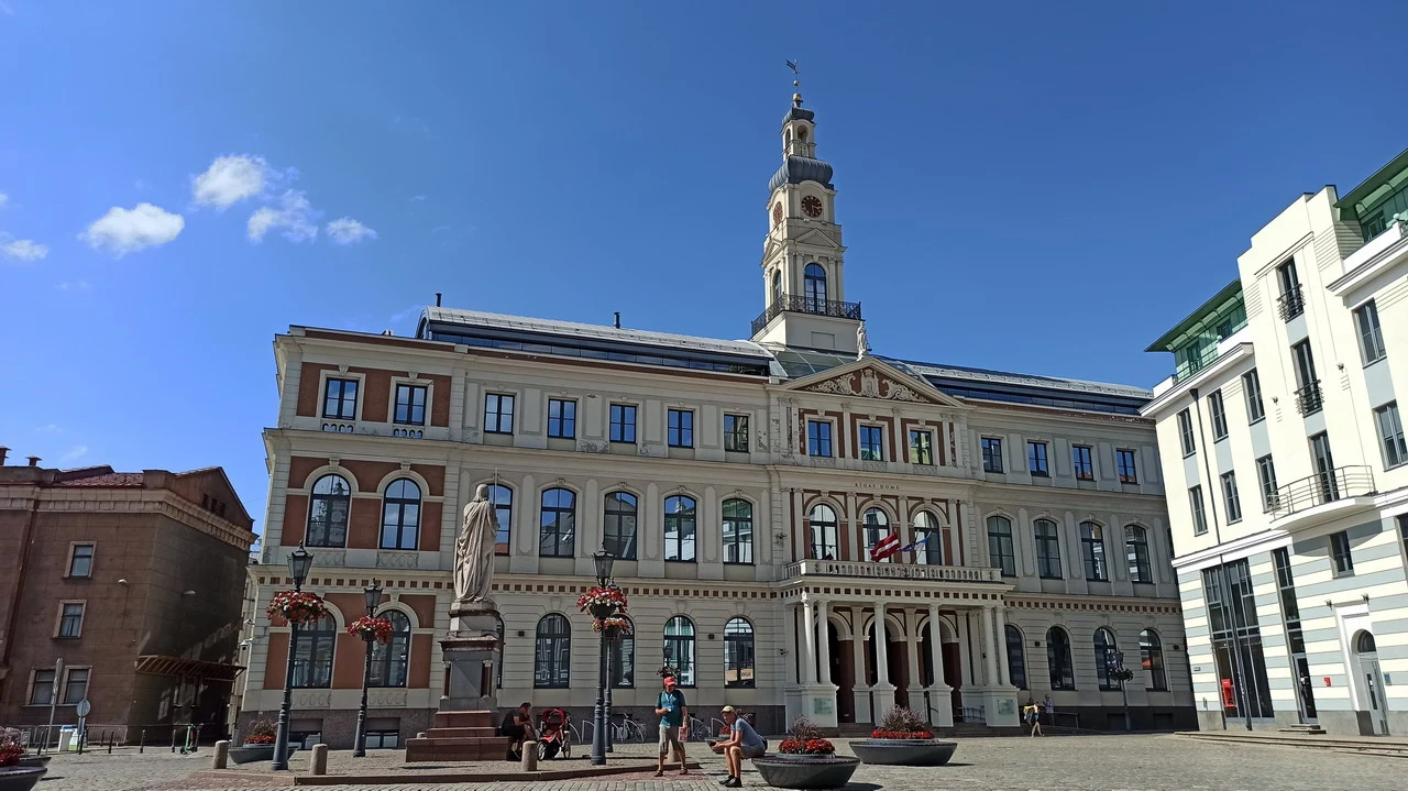 Facciata del Municipio di Riga con una torre prominente.