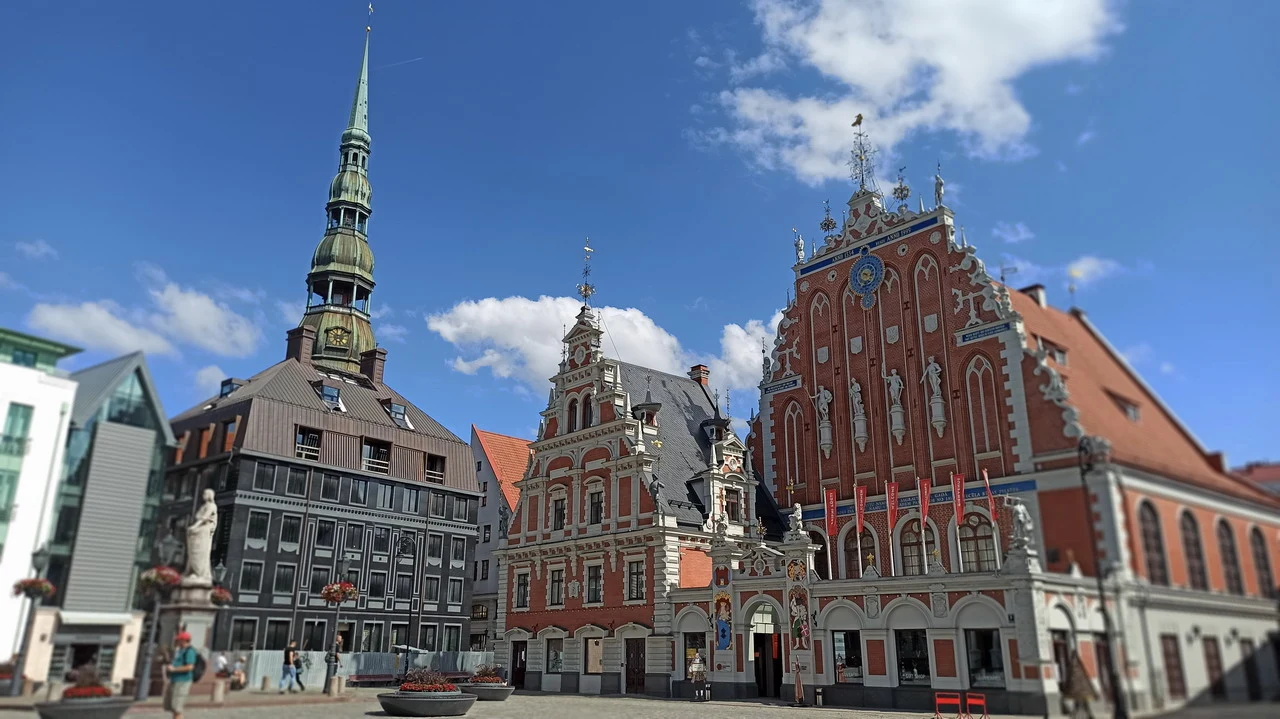Vista di un edificio storico con tetti spioventi in una città baltica.