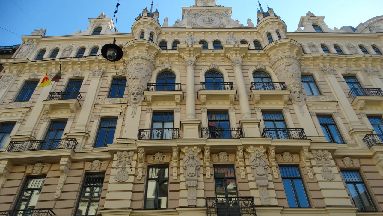 Facciata elaborata di un edificio storico in stile classico in una città baltica.