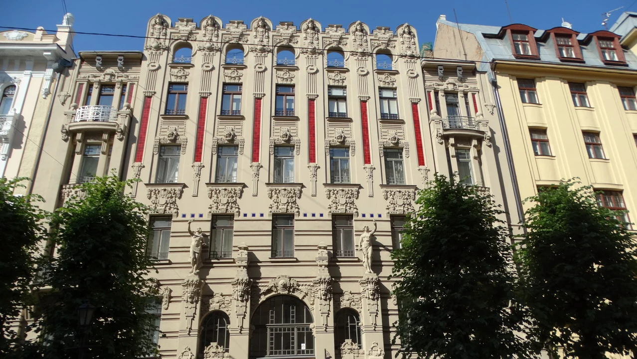 Facciata elaborata di un edificio storico con dettagli architettonici ricchi.