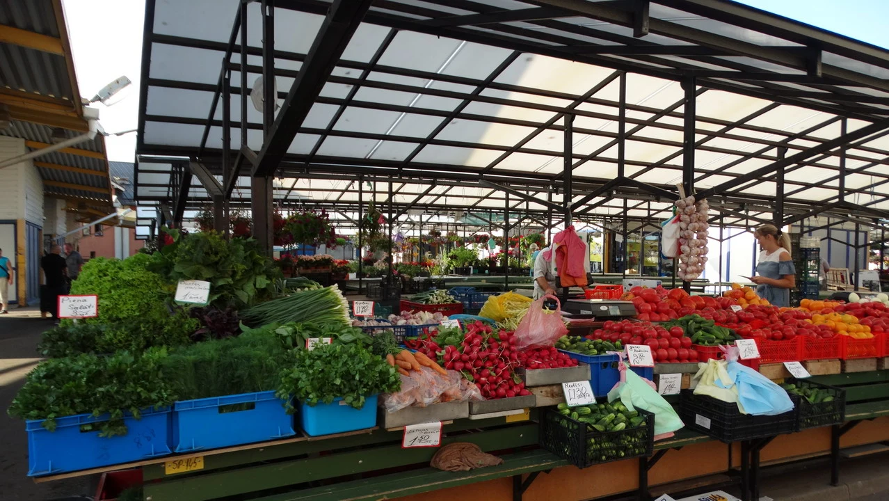 Mercato centrale di Riga con frutta e verdura fresca in esposizione.