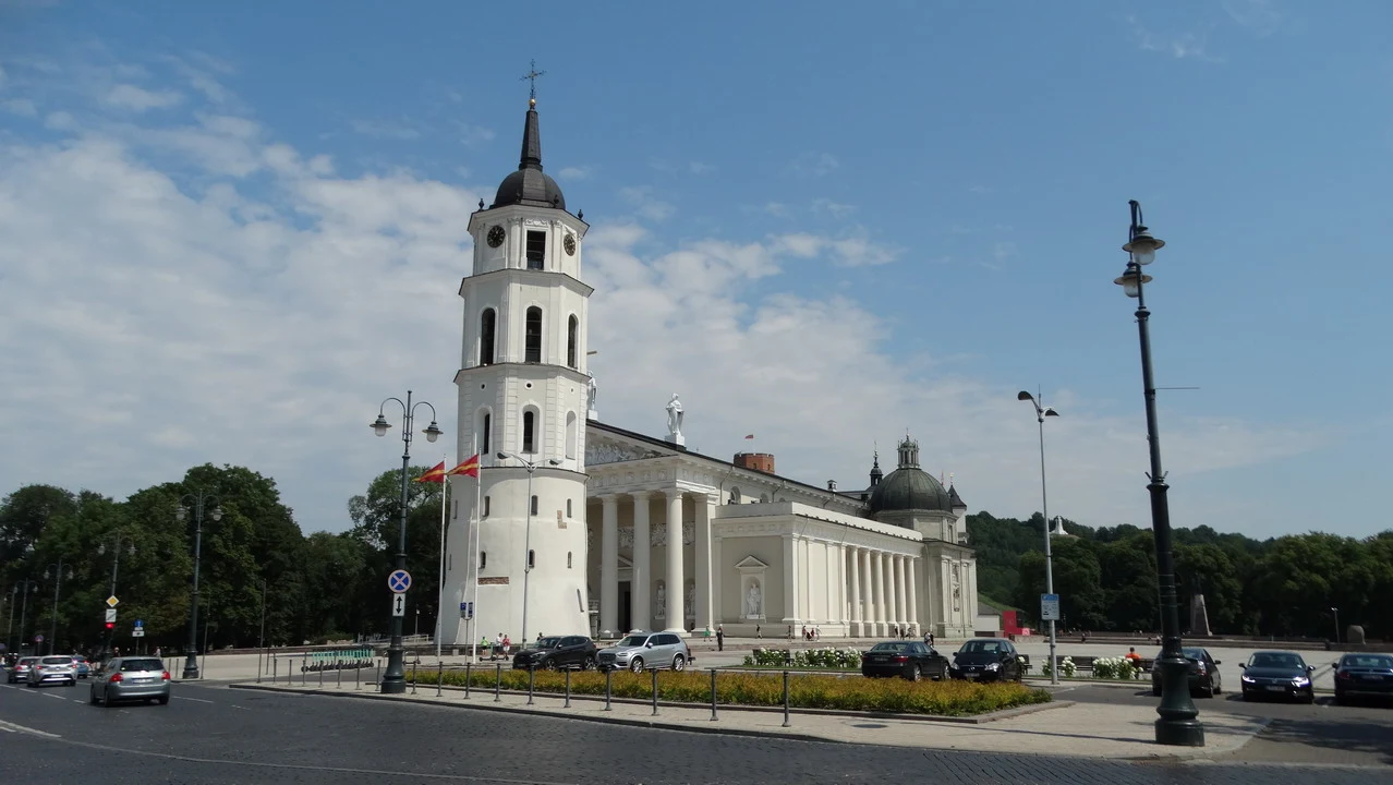 La Cattedrale di Vilnius è visibile con una torre prominente in primo piano.