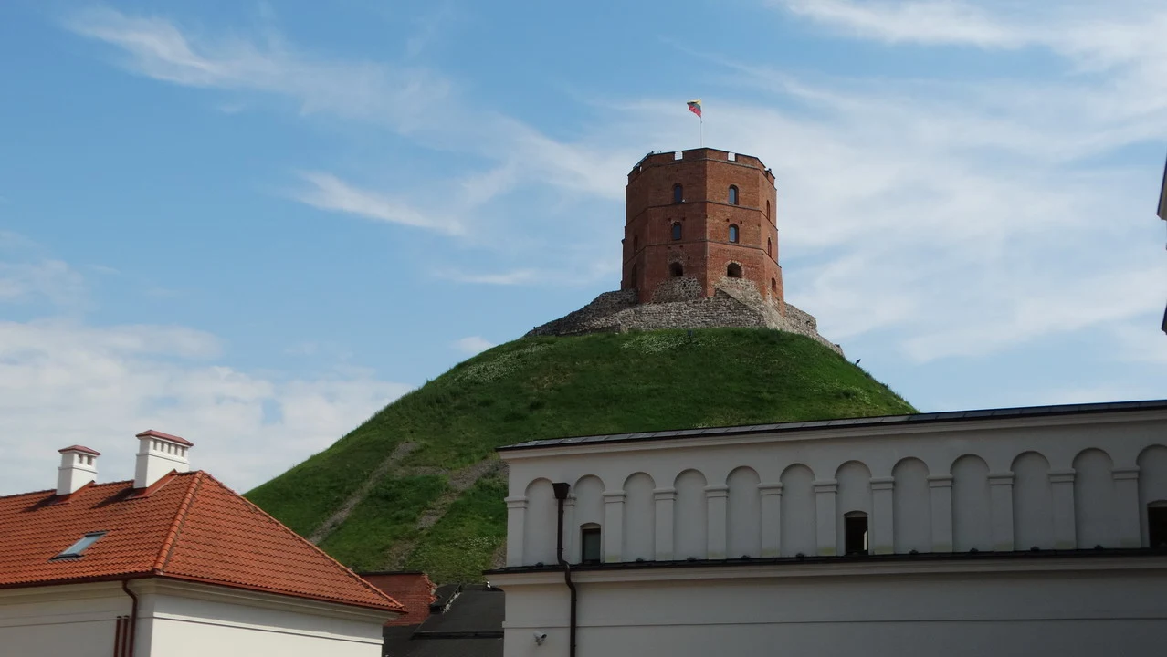 La torre di Gediminas sorge su una collina erbosa.