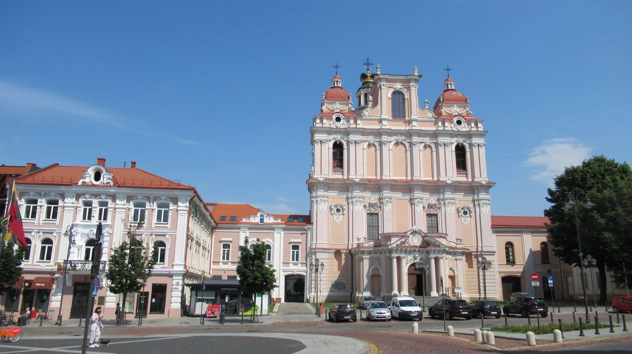 Facciata della Chiesa di San Casimiro a Vilnius con edifici circostanti.