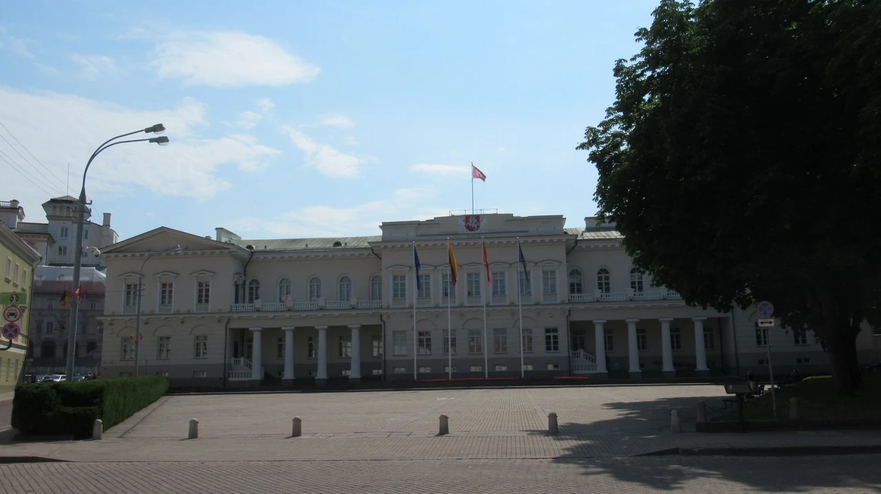 La facciata del Palazzo Presidenziale di Vilnius si estende lungo il fronte con una fila di colonne.