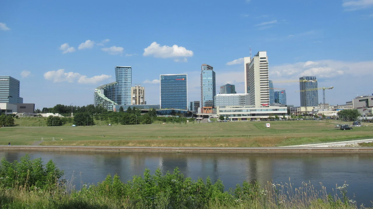 Una veduta panoramica di edifici moderni lungo un fiume in una città baltica.