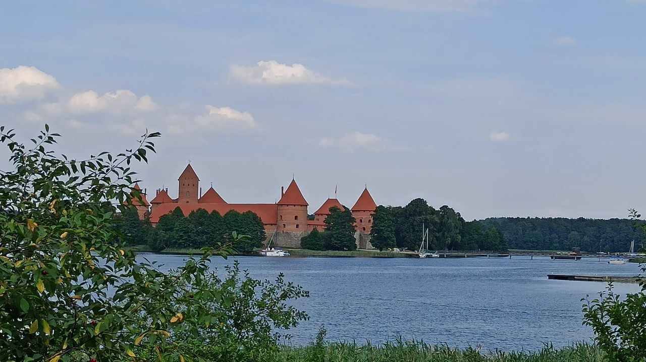 Castello rosso sull'isola in una zona baltica.