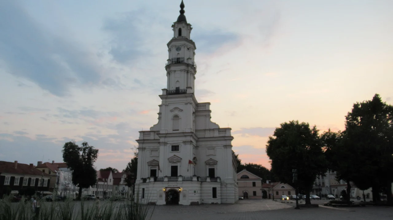 Vista del municipio di Kaunas con la sua torre centrale al tramonto.