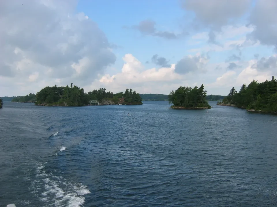 Vista di isole boscose su un corpo d'acqua sotto un cielo nuvoloso.