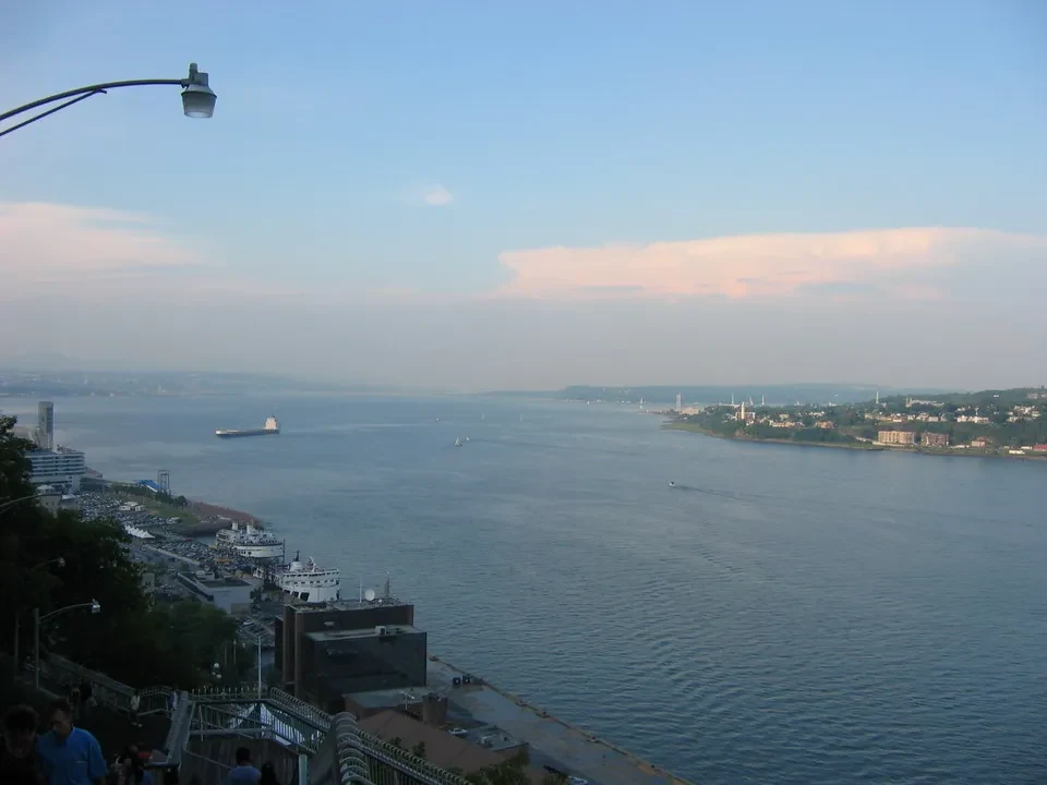Vista panoramica di un fiume e della città al tramonto in Canada Orientale.