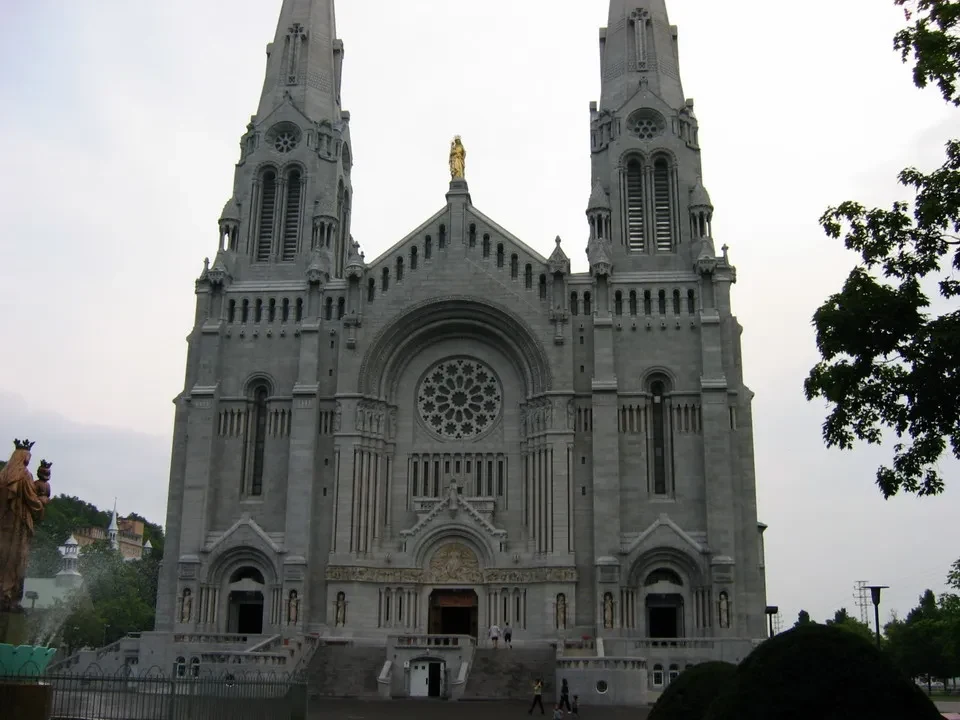Vista esterna della Cattedrale di Saint John a Quebec City al tramonto.