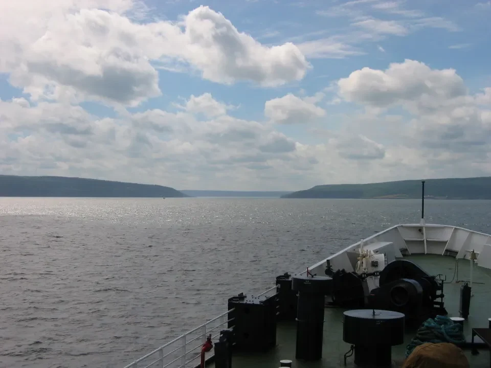 Vista panoramica del paesaggio costiero e marino dal ponte di una nave in Canada orientale.