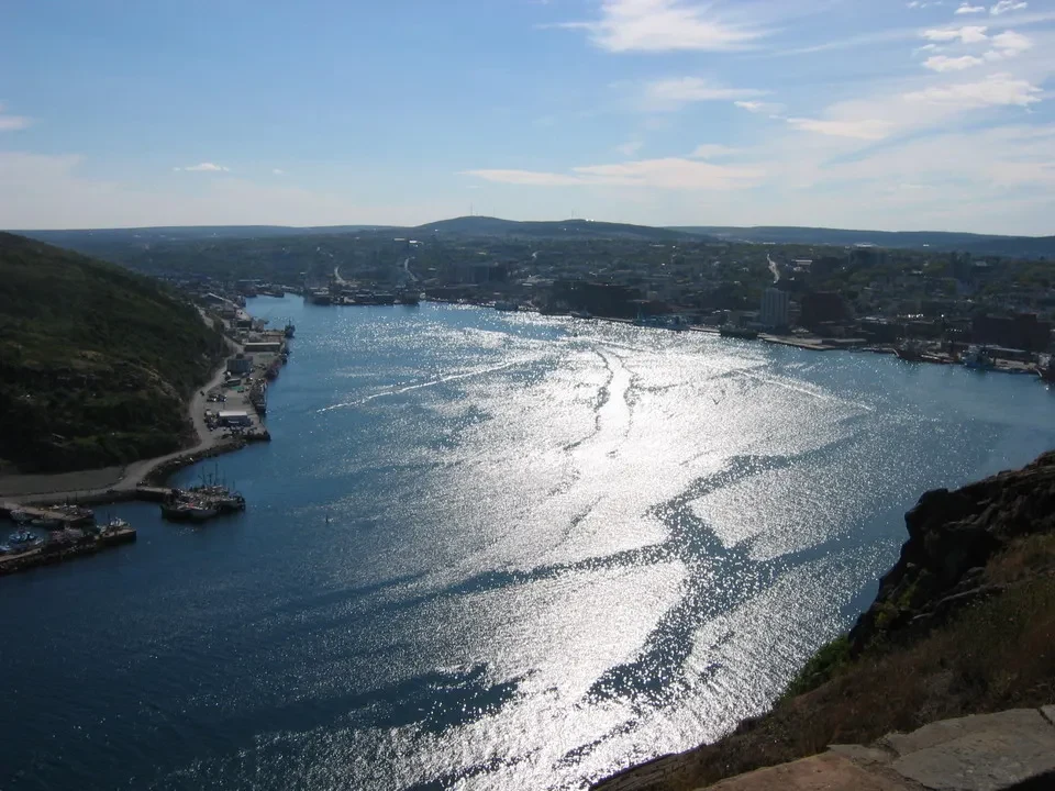 Vista panoramica del paesaggio costiero di Canada East con l'acqua che riflette la luce del sole.