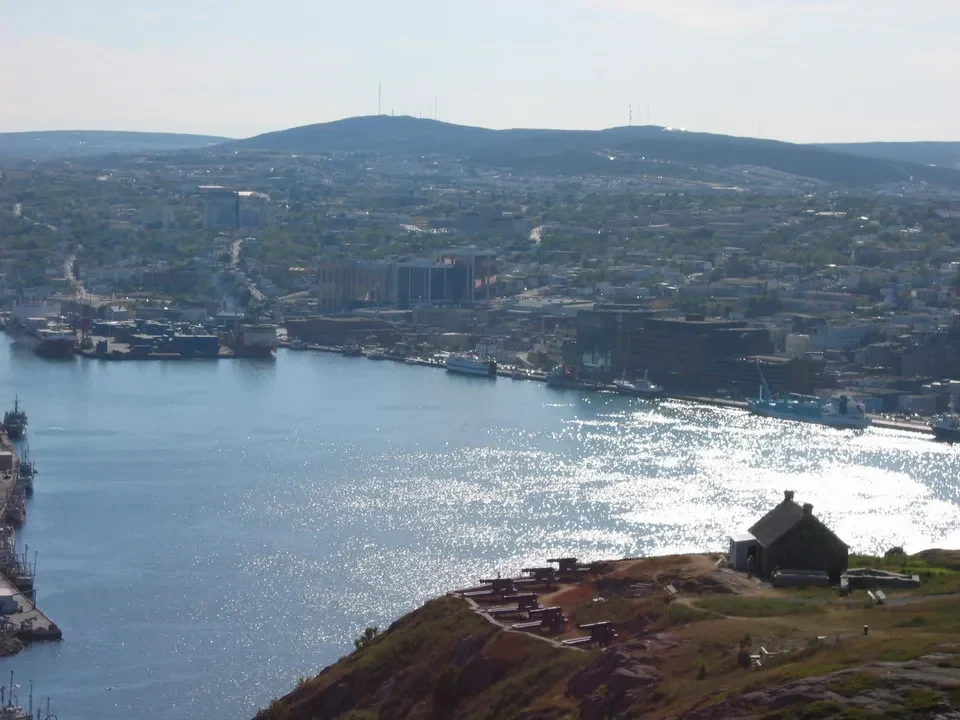 Vista panoramica della città e del paesaggio lungo il fiume in Canada orientale.