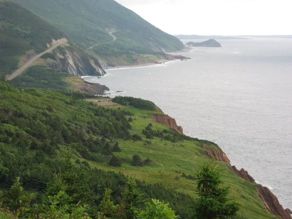 Paesaggio costiero verde con una strada che costeggia la costa in Canada orientale.