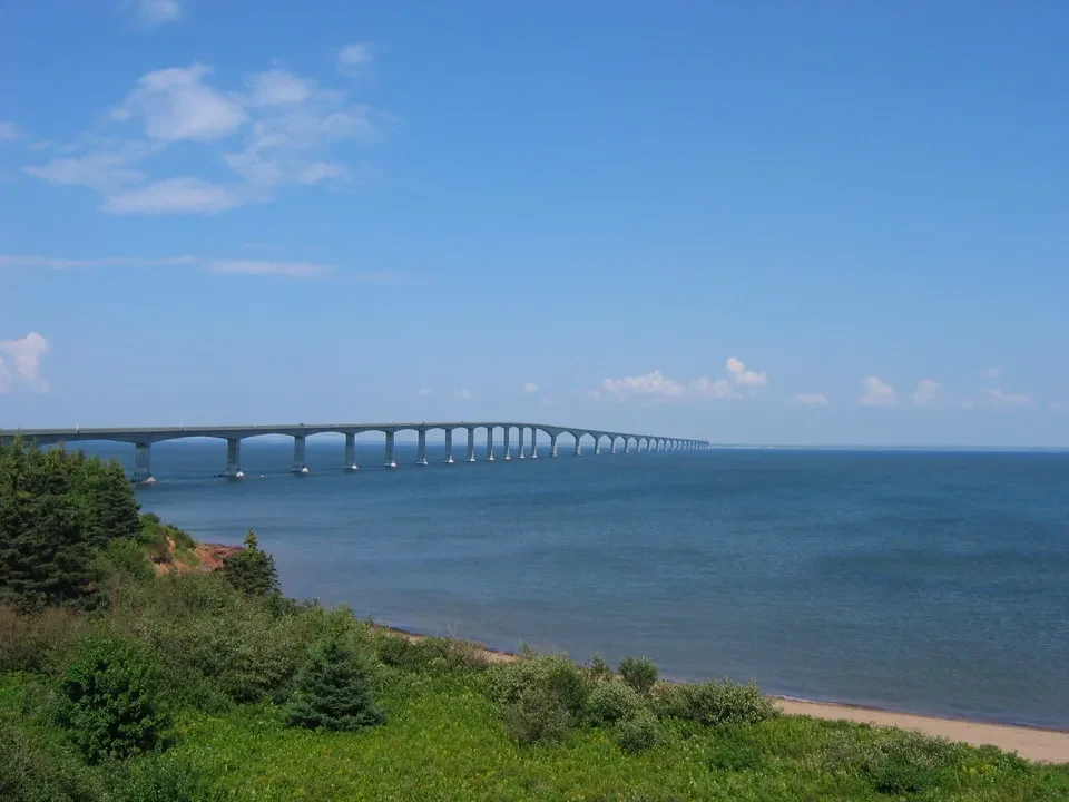 Un lungo ponte attraversa l'acqua blu sotto un cielo limpido.