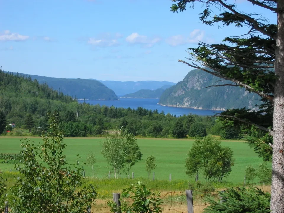 Vista panoramica di montagne boscose e acqua nel Canada Orientale.