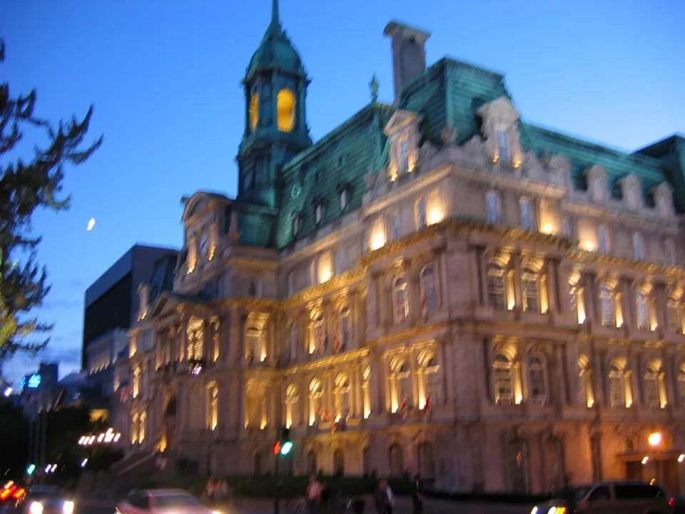 Edificio storico illuminato al tramonto in una città canadese.